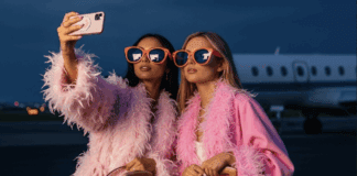 AR shopping trends: Revolutionizing Fashion Retail AR shopping trends: Must-Have Tech