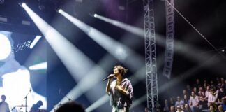 Viral musician performing during a controversial live concert criticized online in 2026